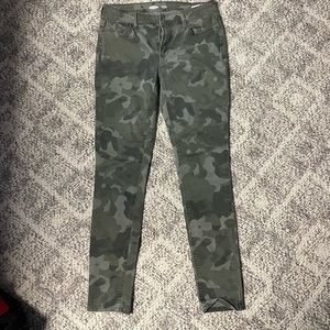 Camo printed jeans. Size 6. Brand Old Navy. Good condition.